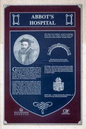 Téléchargez les photos : Surrey, Royaume-Uni - 5 avril 2023 : Une plaque à l'extérieur de l'historique hôpital Abbots, détaillant son histoire, dans la ville de Guildford à Surrey, Royaume-Uni. - en image libre de droit