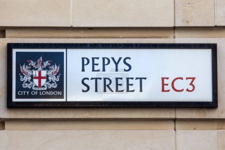 Foto de Londres, Reino Unido - 17 de abril de 2023: Señal de la calle Pepys Street en la ciudad de Londres, Reino Unido. La calle lleva el nombre de Samuel Pepys - histórico diarista y administrador naval. - Imagen libre de derechos