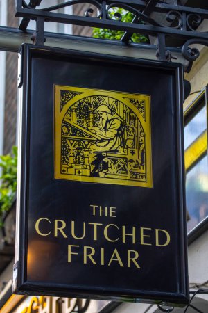 Foto de Londres, Reino Unido - 17 de abril de 2023: El letrero colgante en el exterior de la casa pública The Crutched Friar, ubicada en Cructhed Friars en Londres, Reino Unido. - Imagen libre de derechos