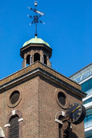 La torre de la histórica iglesia de St. Olaves, ubicada en Hart Street en la ciudad de Londres, Reino Unido.