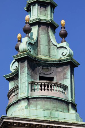 Detail der verzierten Turmspitze von All Hallows by the Tower in London, Großbritannien. Die Kirche gilt als die älteste Kirche in der City of London, Großbritannien.