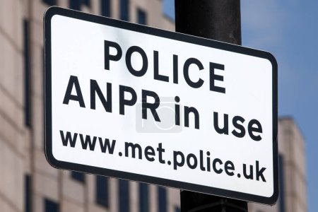 Téléchargez les photos : Londres, Royaume-Uni - 17 avril 2023 : Gros plan d'un panneau de reconnaissance automatique de plaque d'immatriculation de la police sur une route à Londres, Royaume-Uni. - en image libre de droit
