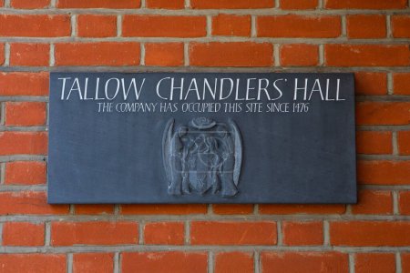Foto de Londres, Reino Unido - 17 de abril de 2023: Una placa en el exterior de Tallow Chandlers Hall - sede de The Tallow Chandlers Company, ubicada en Dowgate Hill en la City de Londres, Reino Unido. - Imagen libre de derechos