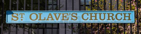 Foto de Londres, Reino Unido - 17 de abril de 2023: Primer plano del letrero en el exterior de la iglesia de St. Olaves, ubicada en Hart Street en la ciudad de Londres, Reino Unido. - Imagen libre de derechos