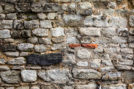 Ein Detail der Überreste der Londoner Mauer in der Nähe des Tower Hill in London, Großbritannien. Es war eine Verteidigungsmauer, die die Römer um das damalige London herum im Jahr 200 n. Chr. errichteten..