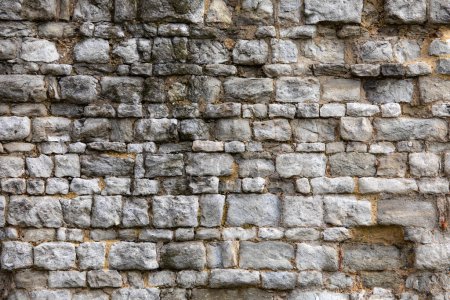 Un detalle de los restos del muro de Londres, situado cerca de Tower Hill en Londres, Reino Unido. Fue un muro defensivo construido por primera vez por los romanos alrededor de lo que entonces era Londinium en el año 200 d.C..