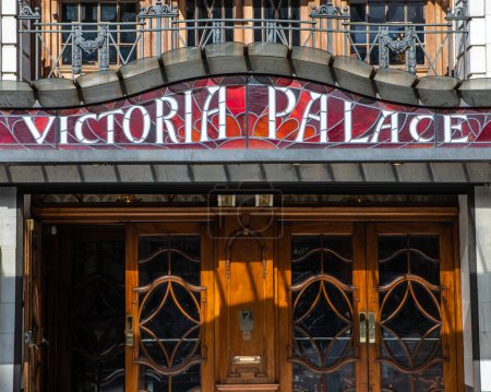 Das Schild über dem Eingang des historischen Victoria Palace Theatre in London, Großbritannien.