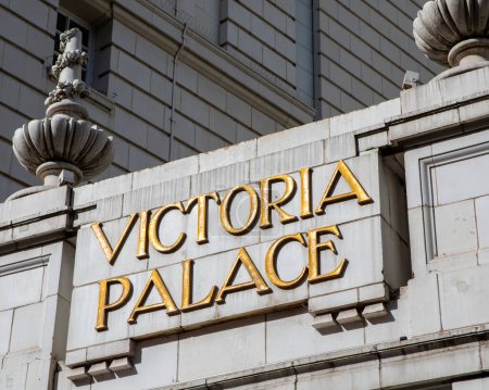 Ein Schild an der Außenwand des historischen Victoria Palace Theatre in London, Großbritannien.