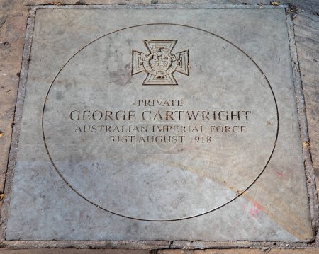 Eine steinerne Gedenktafel am Sloane Square in London, Großbritannien, dem Gefreiten George Cartwright gewidmet, der im August 1918 für seine heldenhaften Taten während des Ersten Weltkriegs das Victoria-Kreuz erhielt.