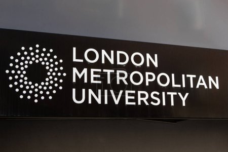 Foto de Londres, Reino Unido - 2 de marzo de 2023: Un cartel sobre una entrada a la Universidad Metropolitana de Londres, en Londres, Reino Unido. - Imagen libre de derechos