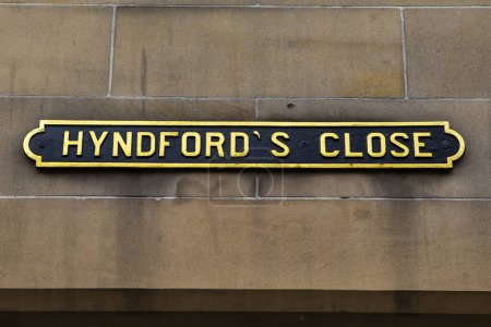 Le panneau au-dessus de l'entrée de Hyndfords Fermer dans la vieille ville de la ville d'Édimbourg, en Écosse, Royaume-Uni.
