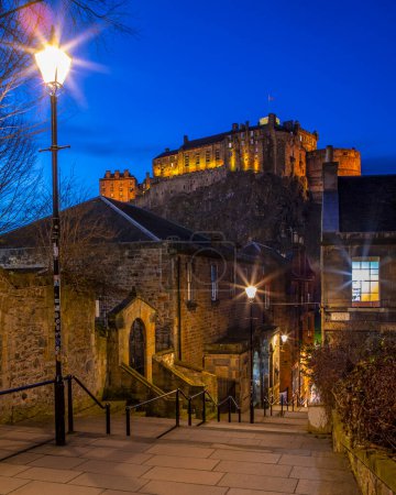 Das prachtvolle Edinburgh Castle vom Vennel in der Stadt Edinburgh in Schottland, Großbritannien.