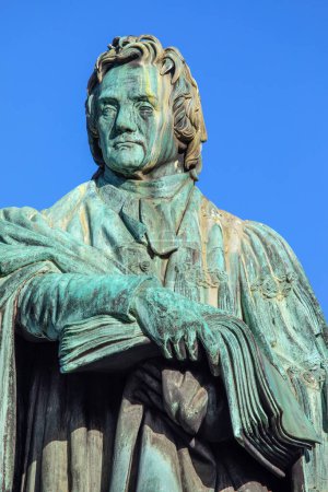 Edimburgo, Escocia - 17 de febrero de 2023: Estatua del Dr. Thomas Chalmers, ubicada en George Street en la zona de la nueva ciudad de Edimburgo en Escocia.