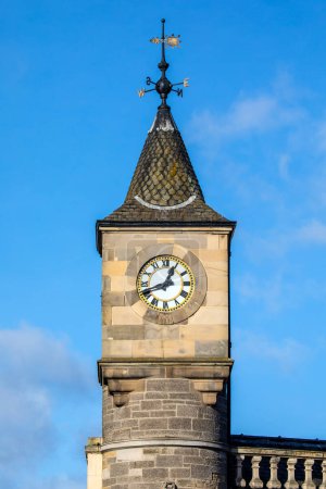 Une élégante tour d'horloge d'un bâtiment précédemment utilisé par Edinburgh Savings Bank, dans le quartier Stockbridge d'Edimbourg en Ecosse.