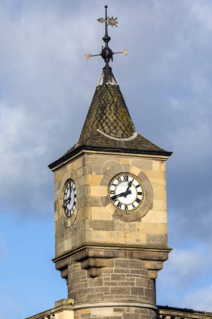 Une élégante tour d'horloge d'un bâtiment précédemment utilisé par Edinburgh Savings Bank, dans le quartier Stockbridge d'Edimbourg en Ecosse.