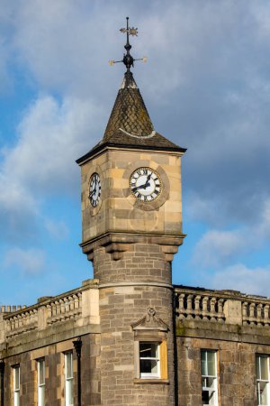 Una elegante torre de reloj de un edificio utilizado anteriormente por Edinburgh Savings Bank, en el área de Stockbridge de Edimburgo en Escocia.