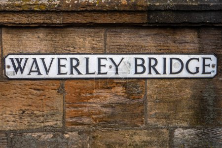 Señal de calle para Waverley Bridge en la ciudad de Edimburgo en Escocia.