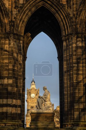 Edimburgo, Escocia - 14 de febrero de 2023: El arco del Monumento Scott en Edimburgo, Escocia. La estatua del autor escocés Sir Walter Scott y la torre del hotel Balmoral son visibles.
