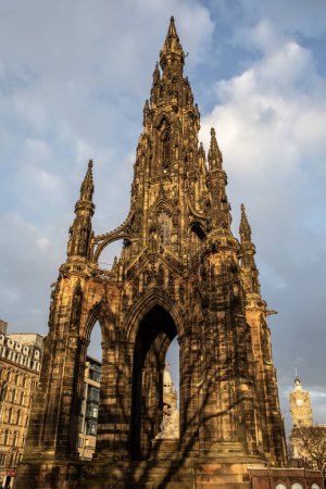 Una vista del monumento histórico de Scott en la ciudad de Edimburgo, Escocia.