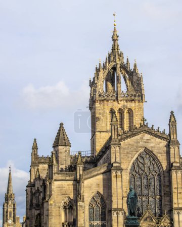 Die prächtige St. Giles Kathedrale, die sich entlang der Royal Mile in der Stadt Edinburgh, Schottland, befindet. Die Turmspitze von Tron Kirk ist in der Ferne zu sehen.