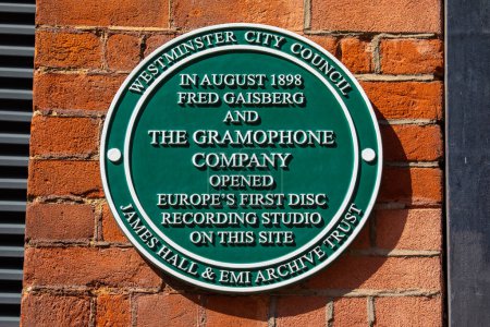 Téléchargez les photos : Londres, Royaume-Uni - 20 avril 2023 : Plaque sur un immeuble de Maiden Lane à Londres, marquant l'ouverture par The Grammophone Company du premier studio d'enregistrement de disques en Europe. - en image libre de droit