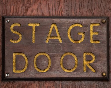 Foto de Primer plano de un letrero de puerta de escenario. - Imagen libre de derechos