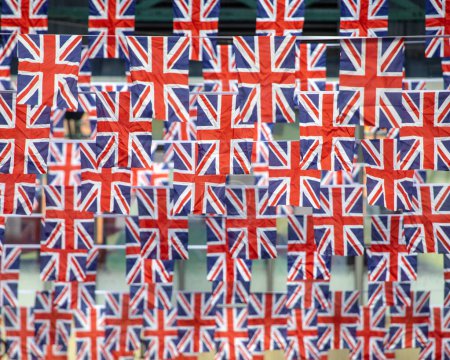 Primer plano de las decoraciones de banderines de la Unión en Covent Garden, Londres, para celebrar la coronación del rey Carlos III en 2023.