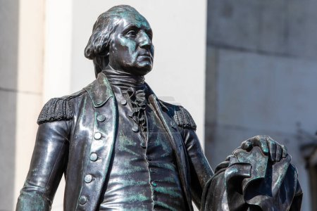 Foto de Londres, Reino Unido - 20 de abril de 2023: Una estatua del primer presidente estadounidense George Washington, ubicada fuera de la National Gallery en Londres, Reino Unido. - Imagen libre de derechos