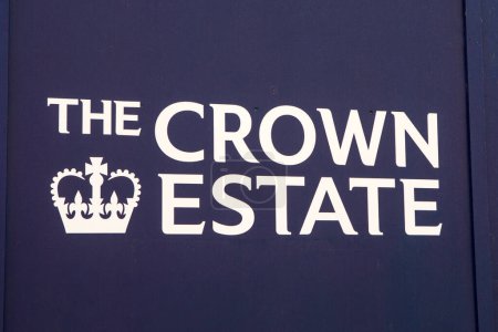 Téléchargez les photos : Londres, Royaume-Uni - 20 avril 2023 : Le logo Crown Estate sur un panneau d'amarrage à Londres, Royaume-Uni. - en image libre de droit