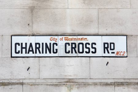 Señal de calle para Charing Cross Road en la ciudad de Westminster en Londres, Reino Unido.