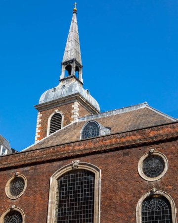 Das Äußere der St. Mary Abchurch in der City of London, Großbritannien - erbaut von Sir Christopher Wren im späten 18. Jahrhundert.