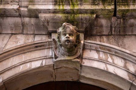 Escultura en el exterior de St. Mary Abchurch, en la ciudad de Londres, Reino Unido - construida por Sir Christopher Wren a finales del siglo XVIII.