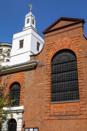 El exterior de la iglesia de Santa Ana y Santa Inés, situado en la calle Gresham en la ciudad de Londres, Reino Unido.