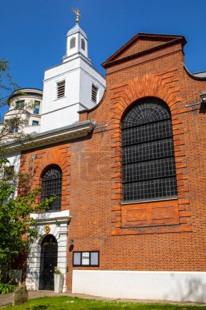 Das Äußere der St. Anne and St. Agnes Kirche in der Gresham Street in der City of London, Großbritannien.
