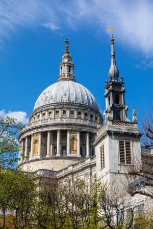 Le dôme de la cathédrale St. Pauls avec l'ancienne tour St. Augustine Watling Street dans la ville de Londres, Royaume-Uni.