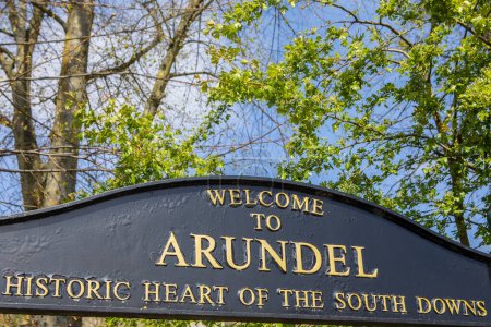 Primer plano de un cartel de Bienvenido a Arundel en West Sussex, Reino Unido.