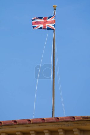 Téléchargez les photos : Île de Wight, Royaume-Uni - 3 mai 2023 : Le drapeau de l'Union flottant au-dessus d'Osborne House - l'ancienne résidence de la reine Victoria I, située à East Cowes sur l'île de Wight, Royaume-Uni. - en image libre de droit