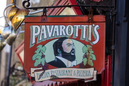 Téléchargez les photos : Île de Wight, Royaume-Uni - 4 mai 2023 : Le panneau vintage à l'extérieur du restaurant italien Pavarottis et de la pizzeria, dans le vieux village de Shanklin sur l'île de Wight, Royaume-Uni. - en image libre de droit