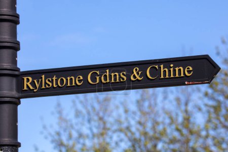 Ein Wegweiser in Richtung Rylstone Gardens und Chine in der Stadt Shanklin auf der Isle of Wight, Großbritannien.