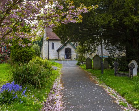 Weg über den Kirchhof zur St. Blasiuskirche in Shanklin auf der Isle of Wight, Großbritannien.