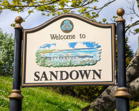 Foto de Bienvenido a Sandown firmar en la Isla de Wight, en el Reino Unido. - Imagen libre de derechos