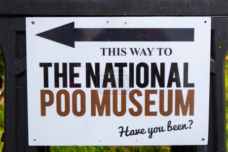 Téléchargez les photos : Île de Wight, Royaume-Uni - 5 mai 2023 : Un panneau à l'extérieur du Musée National du Poo à Sandown, sur l'île de Wight, Royaume-Uni. - en image libre de droit