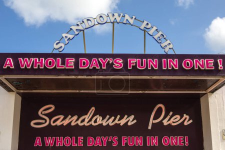 Téléchargez les photos : Île de Wight, Royaume-Uni - 5 mai 2023 : Panneaux au-dessus de l'entrée de l'arcade de divertissement sur la jetée Sandown dans la ville balnéaire de Sandown, sur l'île de Wight, Royaume-Uni. - en image libre de droit