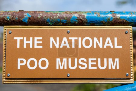 Foto de Isla de Wight, Reino Unido - 5 de mayo de 2023: Una señal en el exterior del Museo Nacional del Poo en Sandown, en la Isla de Wight, Reino Unido. - Imagen libre de derechos