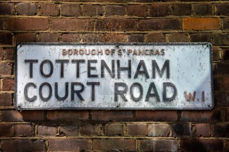 Straßenschild für die Tottenham Court Road in London, Großbritannien.