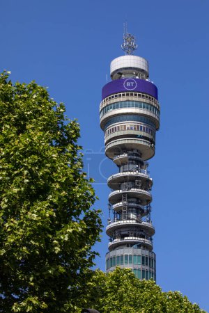 Foto de Londres, Reino Unido - 26 de mayo de 2023: La icónica Torre BT, ubicada en la zona de Fitzrovia de Londres, Reino Unido. - Imagen libre de derechos