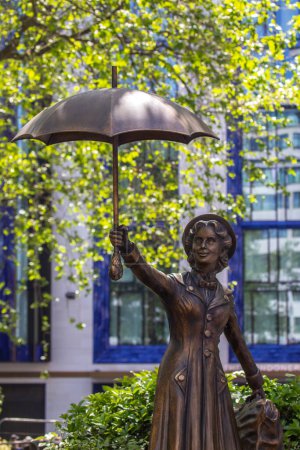 Foto de Londres, Reino Unido - 26 de mayo de 2023: Una estatua del icónico personaje de la película Mary Poppins, en Leicester Square en Londres, Reino Unido. - Imagen libre de derechos