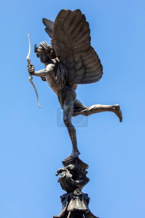 Foto de Londres, Reino Unido - 26 de mayo de 2023: Estatua de Eros, también conocida como Shaftesbury Memorial Fountain, ubicada en Piccadilly Circus en Londres, Reino Unido. - Imagen libre de derechos