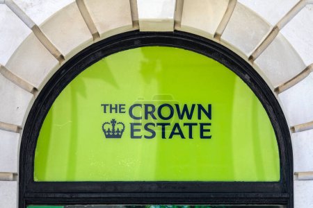 Téléchargez les photos : Londres, Royaume-Uni - 26 mai 2023 : Le logo Crown Estate à l'extérieur d'un bâtiment à Londres, Royaume-Uni. - en image libre de droit
