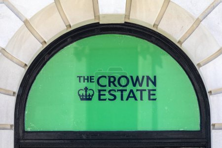 Téléchargez les photos : Londres, Royaume-Uni - 26 mai 2023 : Le logo Crown Estate à l'extérieur d'un bâtiment à Londres, Royaume-Uni. - en image libre de droit